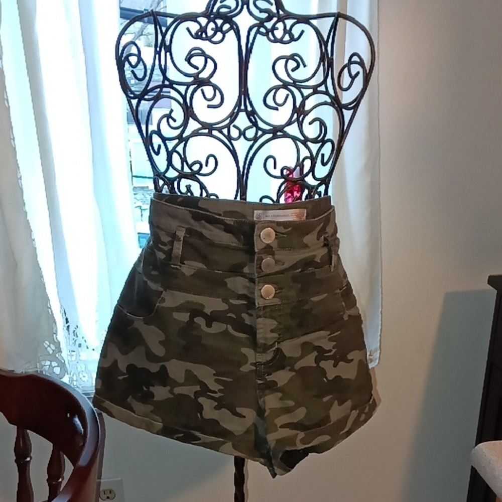 No Boundaries High-Waist Green Camo Shorts